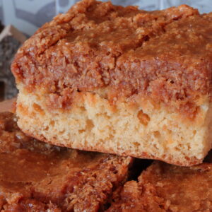 caramelized cocos cake (per stuk)